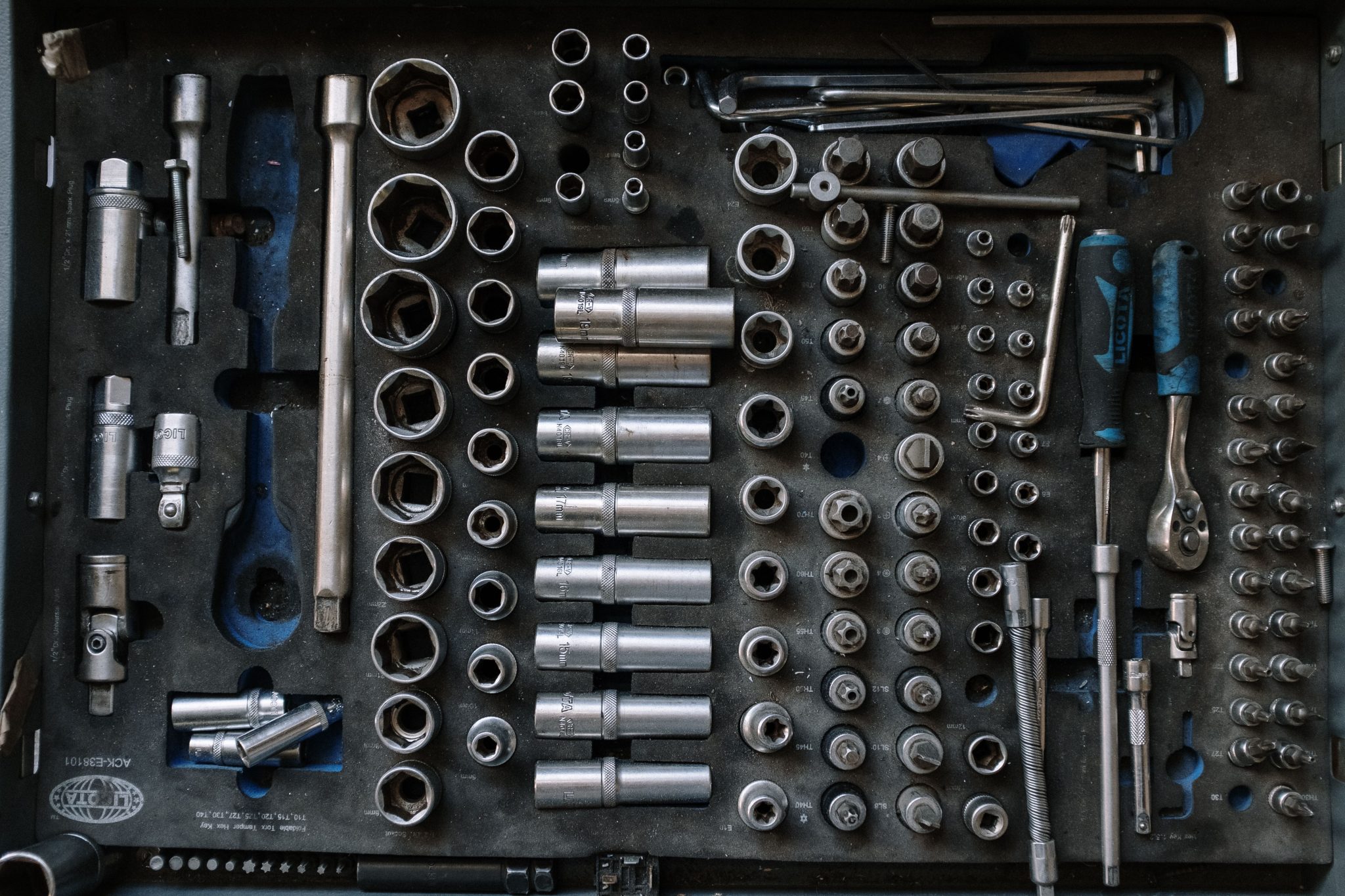 essential auto body repair tools